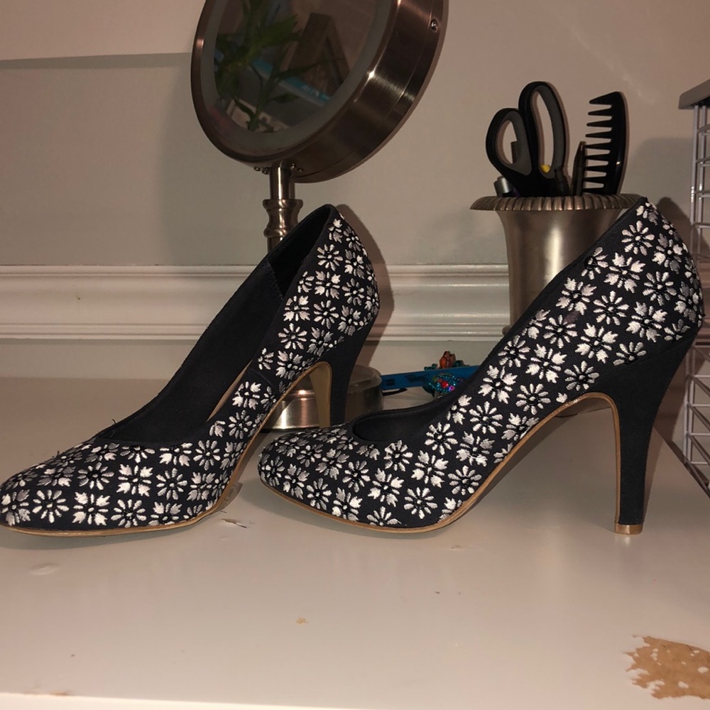 Floral navy blue heels size 8